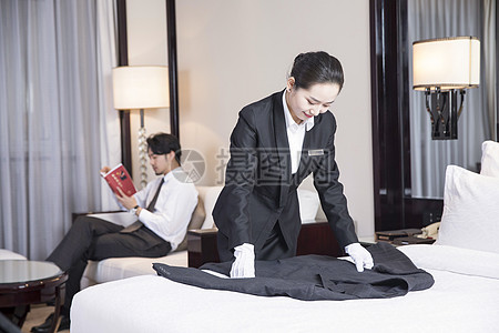 酒店服务人员叠衣服
