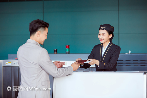 乘客和空姐在托运台前交流