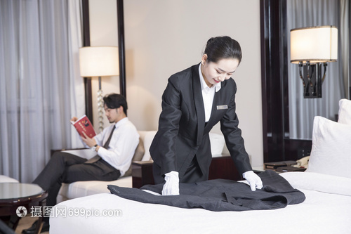 酒店服务人员叠衣服